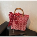 Detalle del bolso de novia rojo con patrón Xi y asa de bambú natural - Rojo (Bai Xi)