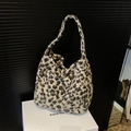Plüsch-Tragetasche mit Leopardenmuster und breitem Schultergurt auf weißer Box - Khaki