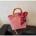 Detalle de bolso de boda rojo con patrones de Doble Felicidad y asa de bambú - Rosa (Bai Xi)