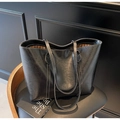 Detalle de bolso tote de cuero negro con pespuntes blancos y forro de tela a rayas - Negro