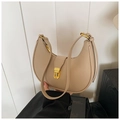 Dettaglio della borsa hobo in pelle a grana con elegante chiusura in metallo dorato - Cachi