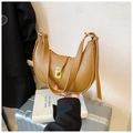 Dettaglio della borsa hobo in pelle marrone martellata con fibbia in metallo dorato - Marrone
