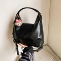 Elegante borsa a mezzaluna nera con ciondolo a forma di orso e tracolla regolabile - Nero (con pendente)