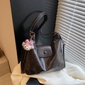 Borsa a spalla retrò marrone scuro in ecopelle opaca con un ciondolo in peluche - Caffè (Con Ciondolo)