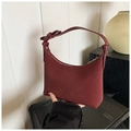 Dettaglio della borsa hobo bordeaux con manico regolabile in similpelle e trama opaca - Rosso