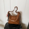 Borsa hobo vintage marrone caramello in pelle PU opaca con ciondolo a forma di riccio - Marrone (Con Pendaglio)