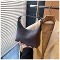 Dettaglio della borsa in feltro grigio scuro con tracolla annodata e cerniera in metallo - Grigio