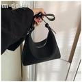 Borsa a mezzaluna retrò nera opaca con cerniera argentata e moderno design stile hobo - Nero