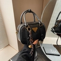 Schwarze Retro-Handtasche mit goldenen Details und dekorativem Webanhänger - Schwarz (Mit Anhänger)