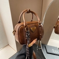Retro braune Vintage Handtasche mit Lederstruktur, Doppelgriffen und gewebtem Anhänger - Braun (Mit Anhänger)