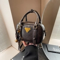Retro dunkelbraune kleine quadratische Tasche aus PU-Leder mit Metall-Logo und Anhänger - Kaffee (Mit Anhänger)