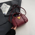 Vintage burgundy leather boston handbag with triangular metal logo and shoulder strap - Red (No Pendant)