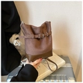 Vintage zweifarbige Eimertasche aus dunkelbraunem Wildleder und Leder mit Metallschnalle - Braun