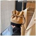Nahaufnahme der zweifarbigen Bucket-Bag aus mattem Material und Leder mit Schnallendetail - Khaki