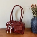 Retro burgundy Boston bag in glossy leather with pearl bow detail and front pockets - With Charm / Red