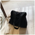 Detalle del bolso tote negro de felpa con textura suave y correas de piel lisa - Negro