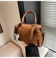 Détail du sac Boston marron caramel avec gaufrage et pendentif petit cheval bleu - Avec Pendentif / Marron Jaune