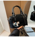 Détail du sac Boston vintage en daim noir avec poignées en cuir et breloque cheval - Avec Pendentif / Noir