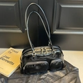 Glänzende schwarze Vintage-Bowlingtasche aus Leder mit Reißverschlusstaschen und Trägern - Schwarz