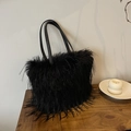 Sac fourre-tout noir en fausse fourrure pelucheuse avec poignées en cuir lisse pour l'hiver - Noir