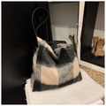 Bolso tote de lana a cuadros de invierno con bordado de lazo beige - Estilo de Bordado de Lazo / Cuadros Negro Gris