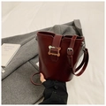 Sac seau en cuir bordeaux profond avec boucle argentée et bandoulière réglable - Sans pendentif / Bordeaux