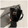Sac seau classique en cuir noir avec boucle dorée élégante et fermeture éclair - Sans pendentif / Noir