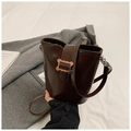 Sac seau marron foncé en cuir PU brillant avec boucle dorée ondulée élégante - Sans pendentif / Marron