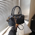 Schwarze Boston-Tasche aus Leder im Retro-Stil mit goldenem Schriftzug - Schwarz mit Anhänger