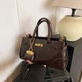 Borsa a mano in vernice marrone scuro con chiusura dorata e ciondolo decorativo - Caffè (Con Ciondolo)