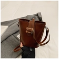 Sac seau vintage en cuir marron foncé avec boucle dorée et fine bandoulière - Sans pendentif / Marron