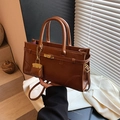 Bruine vintage leren tote tas met bijpassende mini-bedel en een lange schouderband - Bruin (Met Hanger)