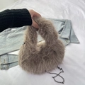Borsa a mano in pelliccia sintetica marrone chiaro con catena e stile casual - Marrone