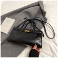 Grande borsa tote in pelle nera lucida con fibbia dorata su un cappotto di lana grigio - Nero