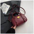 Schicke burgunderrote Mini-Handtasche aus Kunstleder mit Dreieckslogo und Schultergurt - Rot (Ohne Anhänger)