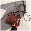 Vintage burgundy Boston handbag in glossy leather with gold-tone hardware and shoulder strap - Wine Red Without Pendant