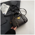 Dunkelbraune Vintage Handtasche mit goldener Dreiecksplatte und Umhängeriemen Detail - Kaffee (Ohne Anhänger)