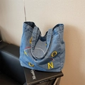 Blaue Denim-Tragetasche mit gelber Moon-Stickerei und lässigem Streetstyle-Design - Hellblau