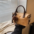 Borsa Boston beige con manici marroni, ciondolo in peluche e tracolla regolabile - Cachi con Pendente