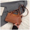 Borsa Boston vintage marrone in pelle martellata con finiture dorate e tracolla - Marrone Senza Ciondolo