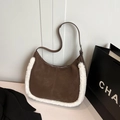 Bolso de media luna vintage de cuero mate marrón oscuro con borde de piel sintética blanca - Marrón