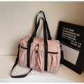 Dettaglio della borsa a secchiello in nylon rosa con pieghe e cinghie nere - Rosa