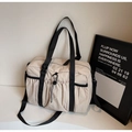 Dettaglio della borsa tote in nylon beige con cinghie nere, moschettone e tasca con coulisse - Bianco Sporco
