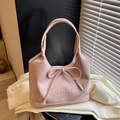 Elegante bolso tote de cuero rosa con lazo y relieve sobre blazer beige - Estilo 1 (Decoración Lazo)