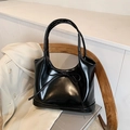 Bolso de hombro negro brillante con lazo elegante y acabado en charol de lujo - Estilo 2 (Lazo Brillante) / Negro