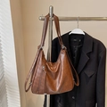 Braune Vintage-Tasche aus weichem Leder mit dekorativen Reißverschlüssen und Quasten - Braun Ohne Anhänger