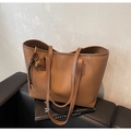 Detailansicht der караmelbraunen Tote Bag aus genarbtem Leder mit goldenem Logo-Akzent - Mit Anhänger-Stil / Braun mit Anhänger