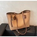 Makroaufnahme der Ledertextur mit Litschi-Maserung und Sternanhänger an der Tasche - Mit Anhänger-Stil / Khaki mit Anhänger