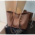 Detailansicht der braunen großen Shopper-Tasche mit Litschitextur und Anhänger - Mit Anhänger-Stil / Kaffee mit Anhänger
