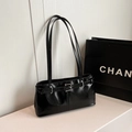 Bolso retro negro para el hombro en piel sintética brillante con hebilla plateada - Negro